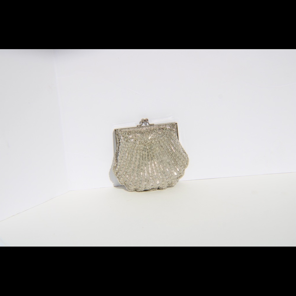 SOLD- on Mercari Apt 9- 20s clamshell coin purse